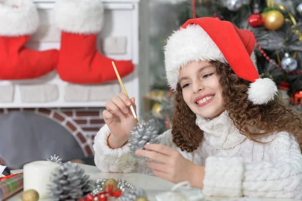 Menina se preparando para o Natal — Fotografia de Stock