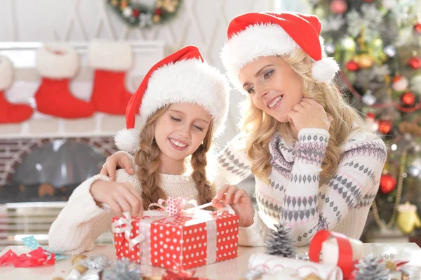 Mãe e filha com presente de Natal — Fotografia de Stock