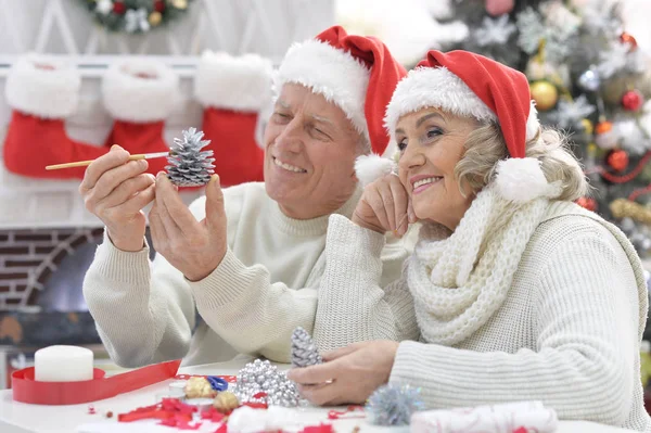 Äldre par förbereder sig för jul — Stockfoto