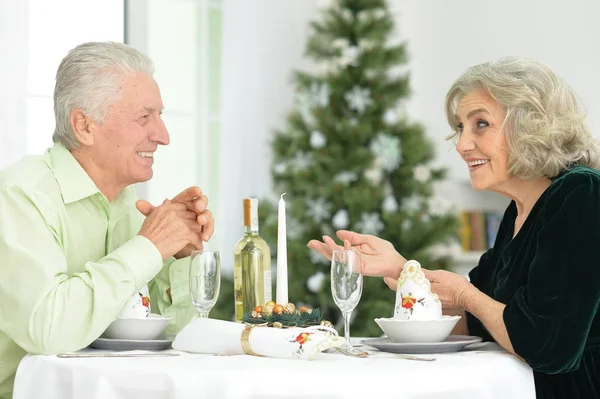 Seniorzy mają świąteczny obiad — Zdjęcie stockowe