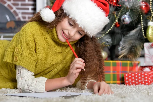 Petite fille se préparant pour Noël — Photo