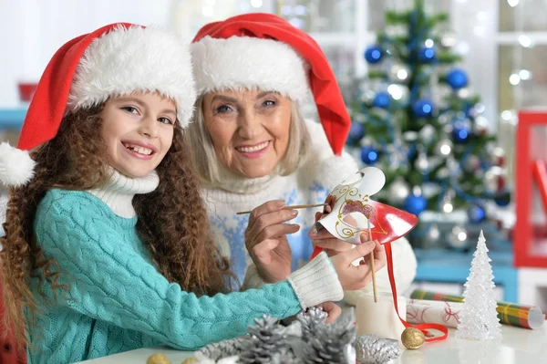 Mädchen mit Großmutter bereitet sich auf Weihnachten vor — Stockfoto