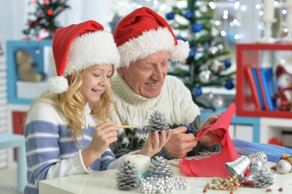 Girl with grandfather preparing for Christmas — Stock Photo, Image