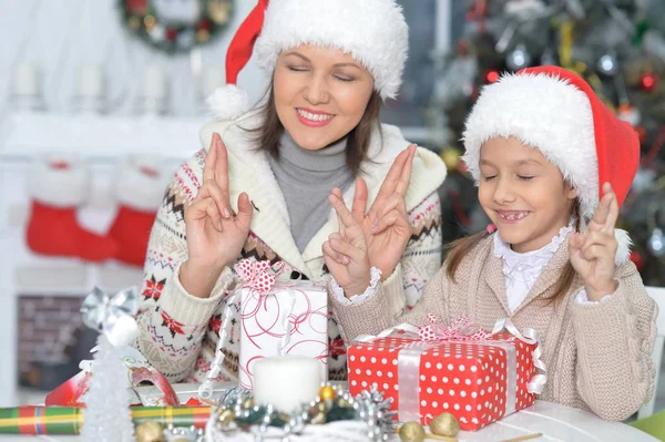 Mãe e filha se preparando para o Natal — Fotografia de Stock