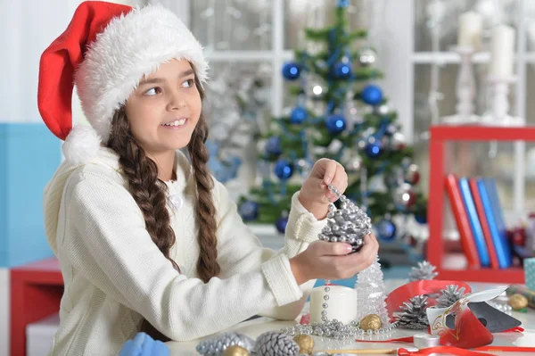 Klein meisje voorbereiden voor Kerstmis — Stockfoto
