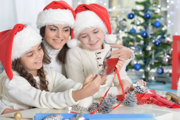 Madre e bambini che fanno decorazioni — Foto Stock