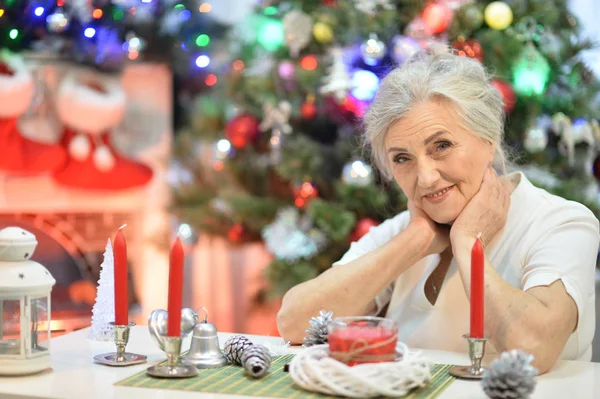 Frau bereitet sich auf Weihnachten vor — Stockfoto