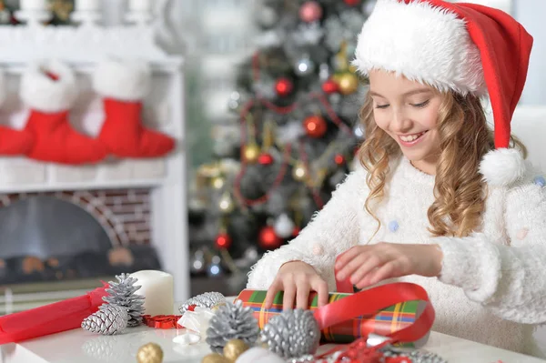 Girl prapring for  Christmas — Stock Photo, Image