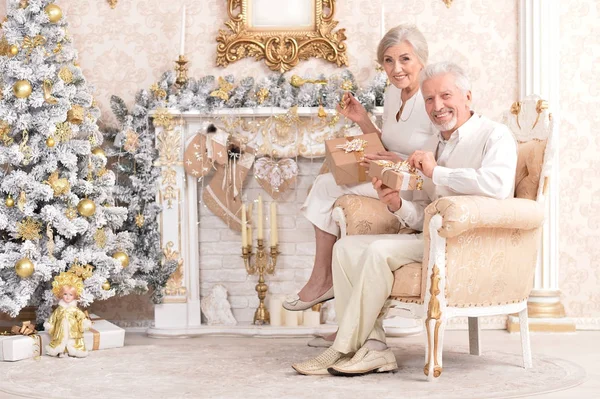 Old couple with Christmas presents — Stock Photo, Image
