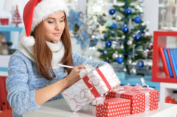 Vrouw met kerstcadeaus — Stockfoto