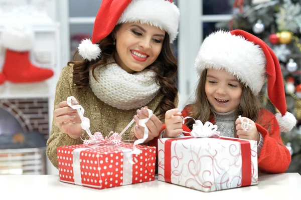 Mor och dotter med julklappar — Stockfoto