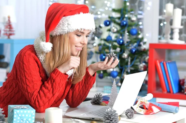 Junge Frau bereitet sich auf Weihnachten vor — Stockfoto