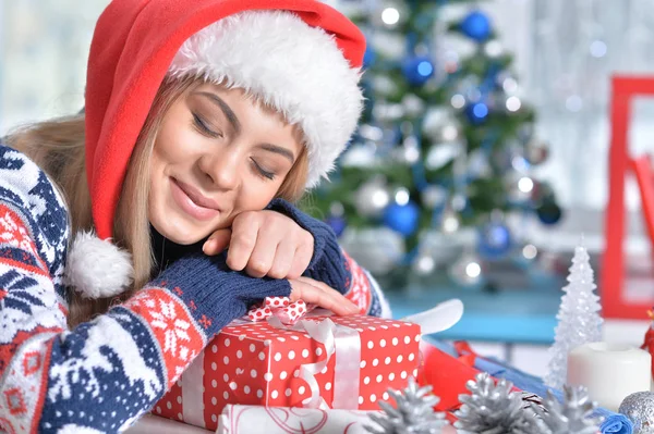 Mulher com presente de Natal — Fotografia de Stock