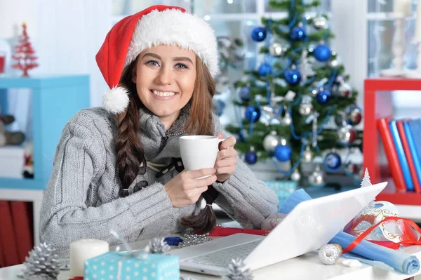 Jonge vrouw met laptop — Stockfoto