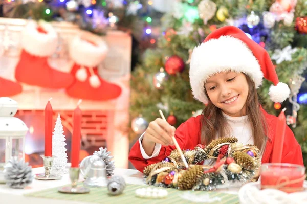 Flicka prapring till jul — Stockfoto