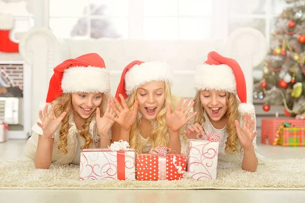 Meninas em chapéus de Santa — Fotografia de Stock