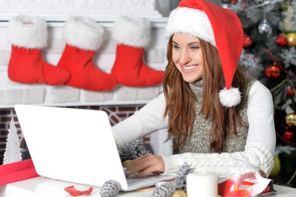 Frau bereitet sich mit Laptop auf Weihnachten vor — Stockfoto