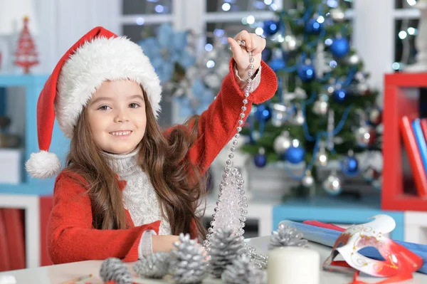 Menina podar para o Natal — Fotografia de Stock