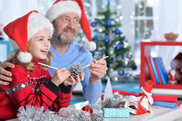 Grand-père avec fille se préparant pour Noël — Photo