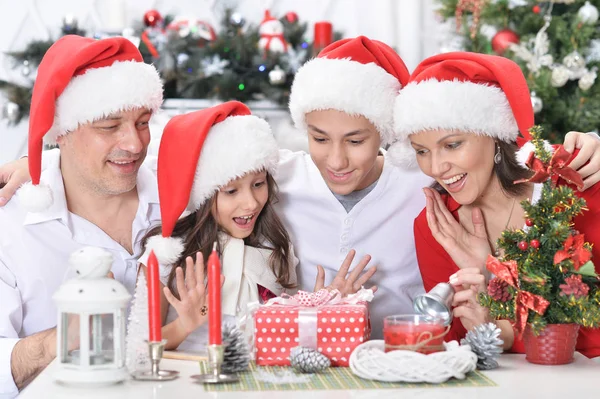 A család ünnepli a karácsonyt — Stock Fotó