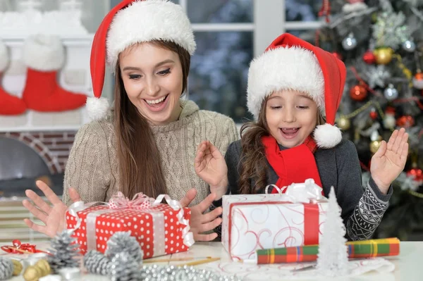 Mãe e filha celebrando o Natal — Fotografia de Stock