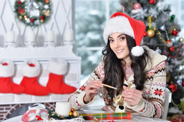 Frau bereitet sich auf Weihnachten vor — Stockfoto