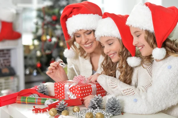 Mutter und Kinder mit Weihnachtsgeschenk — Stockfoto