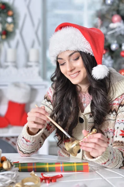 Mujer preparándose para la Navidad — Foto de Stock