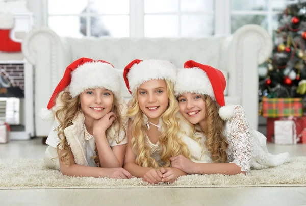 Meninas em chapéus de Santa — Fotografia de Stock