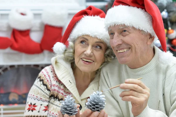 Seniorenpaar bereitet sich auf Weihnachten vor — Stockfoto