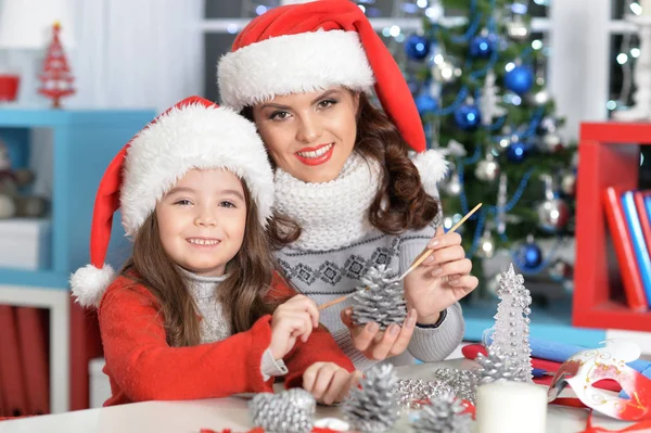 Menina com a mãe se preparando para o Natal — Fotografia de Stock