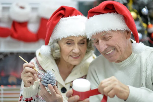 Seniorenpaar bereitet sich auf Weihnachten vor — Stockfoto