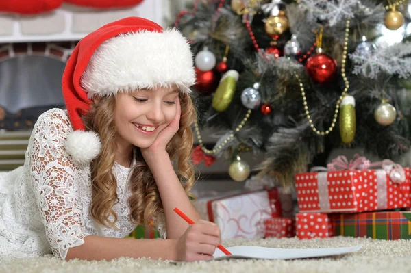 Menina escrevendo carta — Fotografia de Stock