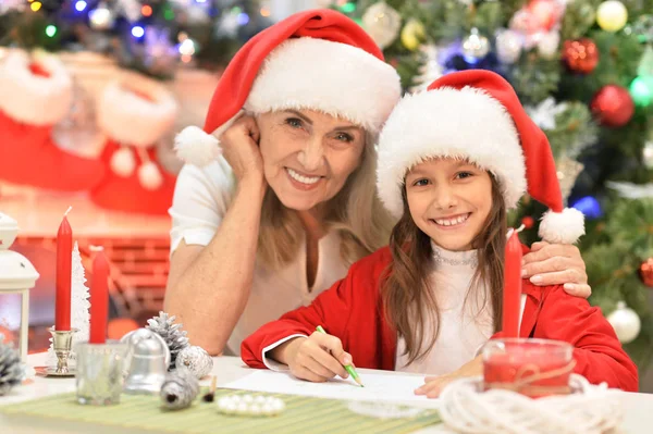 Grootmoeder met meisje voorbereiden op kerst — Stockfoto
