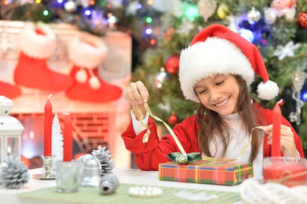 Flicka med julklapp — Stockfoto
