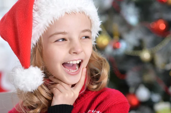 Dívka s vánoční čepice na — Stock fotografie