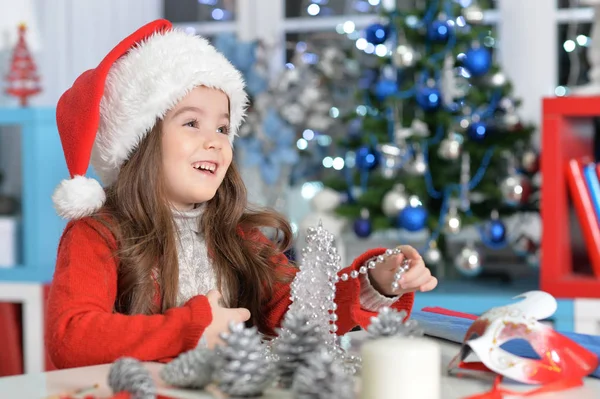 Mädchen prapring für Weihnachten — Stockfoto