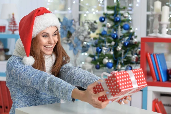 Mulher com presente de Natal — Fotografia de Stock