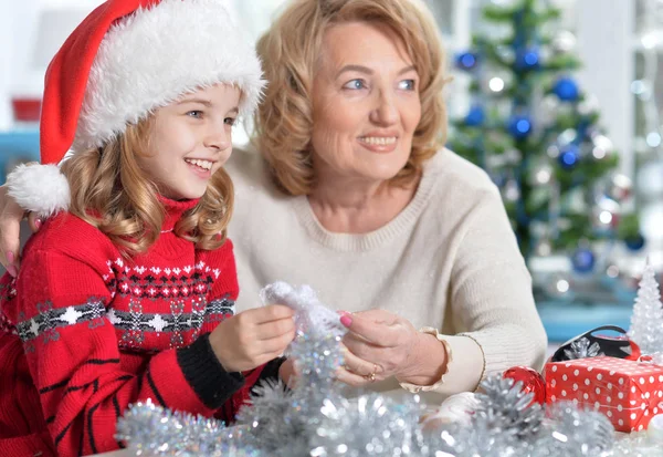 Großmutter mit Mädchen bereitet sich auf Weihnachten vor — Stockfoto