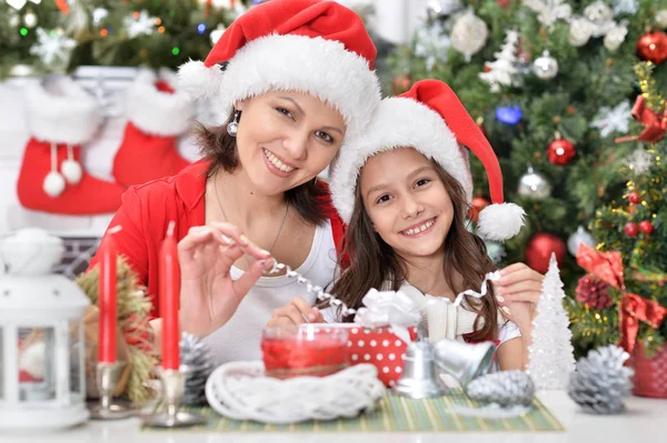 Menina com a mãe celebrando o Natal — Fotografia de Stock