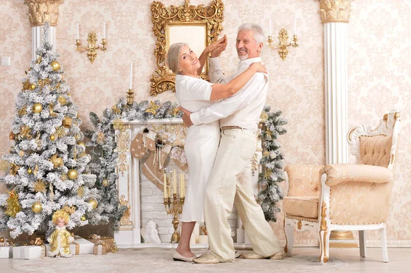 Пожилая пара танцует — стоковое фото