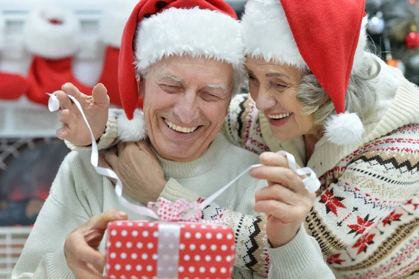 Senior couple celebrating Christmas — Stock Photo, Image