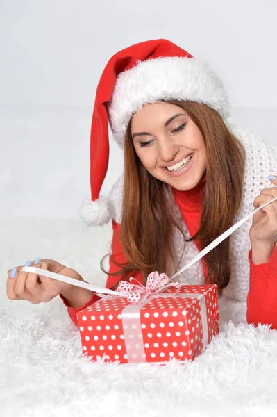 Vrouw met kerstcadeau — Stockfoto