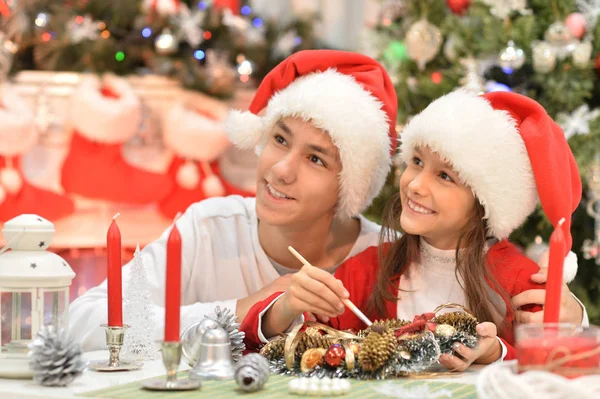 Hermano y hermana preparándose para Navidad — Foto de Stock