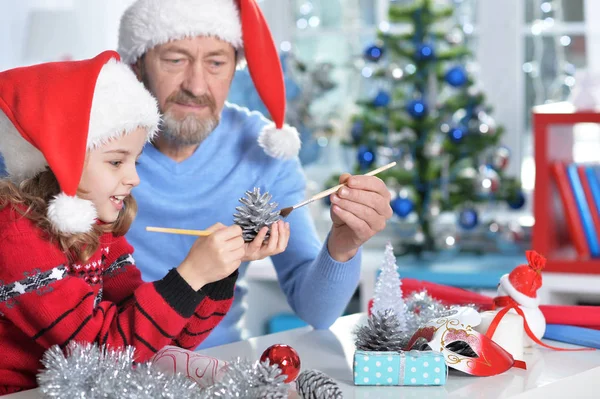 Farfar med flickan förbereder sig för jul — Stockfoto