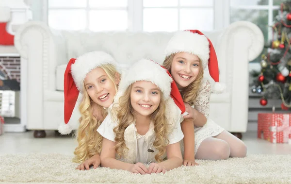Små flickor i Santa hattar — Stockfoto
