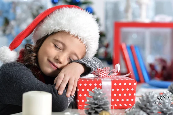 Mädchen mit Weihnachtsgeschenk schlafend — Stockfoto