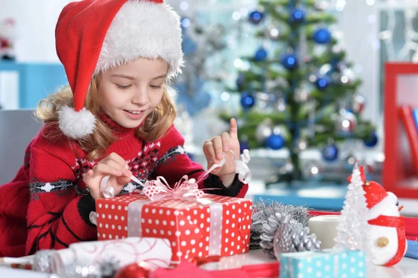 Dívka s vánoční dárek — Stock fotografie