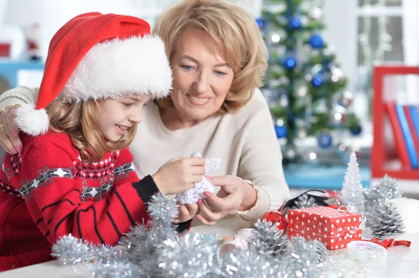 Großmutter mit Mädchen bereitet sich auf Weihnachten vor — Stockfoto