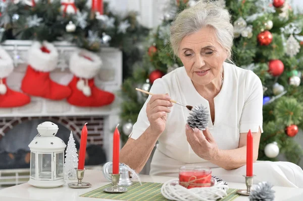 Frau bereitet sich auf Weihnachten vor — Stockfoto